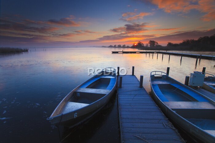 Tableau  Le lever du soleil pacifique avec le ciel et les bateaux dramatique et une jetée