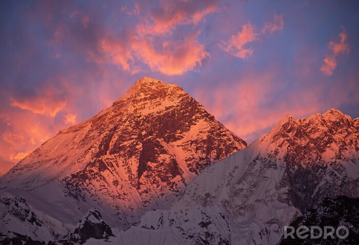 Tableau  Le mont Everest (8848 m) au coucher du soleil.