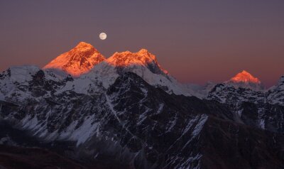 Le mont Everest et le Makalu à la lumière d'un ciel bleu Lune