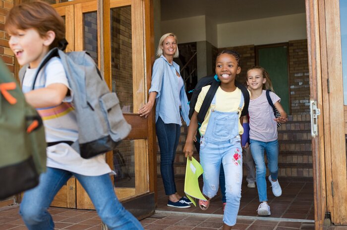 Tableau  Les enfants courent à l'extérieur de l'école