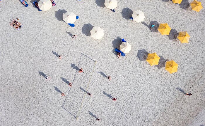 Tableau  Les gens jouent au beach-volley sur la plage de Kallithea, l'un des e