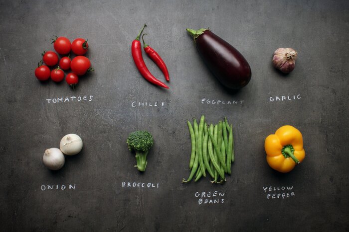 Tableau  Les légumes frais avec des signes calcaires gris sur la table de cuisine