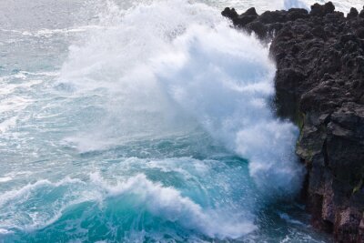 Les vagues s'écrasent contre les rochers