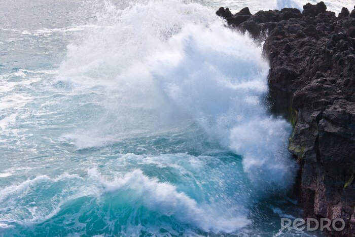 Tableau  Les vagues s'écrasent contre les rochers