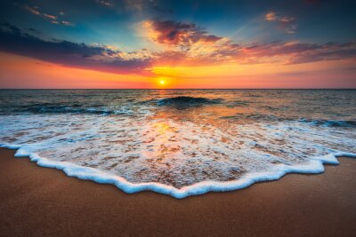 Lever de soleil coloré au bord de la mer