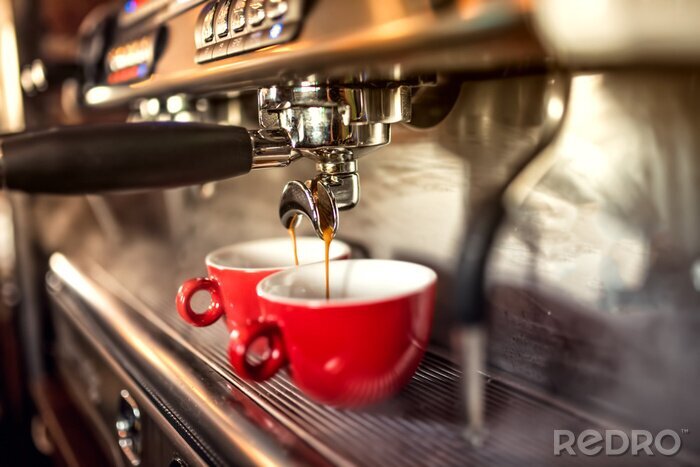 Tableau  machine à café la préparation du café et verser dans des tasses rouges au restaurant, un bar ou un pub.