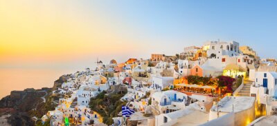 Maisons à Santorin et coucher de soleil