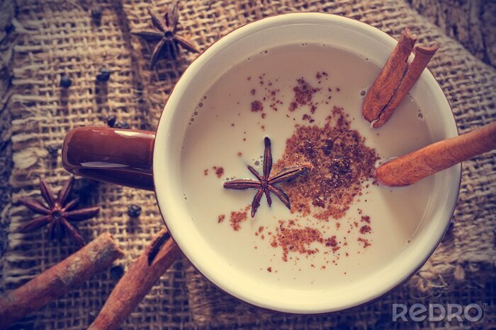 Tableau  masala chai thé aux épices et l'anis étoilé, le bâton de cannelle