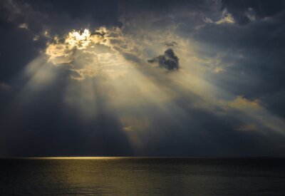 Tableau  Mer sombre avec une lumière perçante le soleil