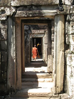 Tableau  moines à pied à travers les passages à Bantaey kdei, un