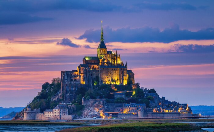 Tableau  Mont Saint-Michel vue dans la lumière du coucher du soleil. Normandie, nord de la France