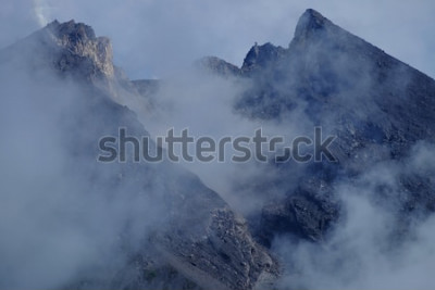 Tableau  Montagnes dans le brouillard et les nuages