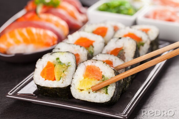 Tableau  morceaux de sushi avec des baguettes