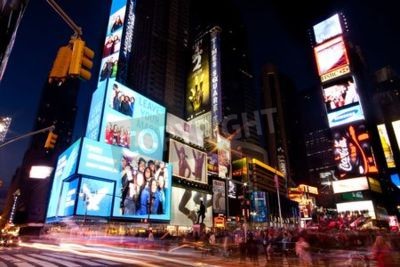 Tableau  New York - 26 novembre 2009: scène nocturne de Broadway à Times Square à Manhattan (New York City) avec tous les panneaux d'affichage et les publicités éclairées, et de nombreux touristes gens marcher