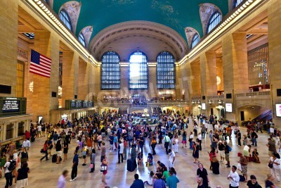 Tableau  NEW YORK CITY-10 juillet: vue sur les navetteurs et les touristes inonder le Grand Central Station pendant la ruée vers l'après-midi heure 10 Juillet 2010 à New York.