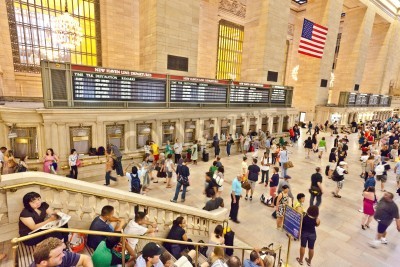 Tableau  NEW YORK CITY-10 juillet: vue sur les navetteurs et les touristes inonder le Grand Central Station pendant la ruée vers l'après-midi heure 10 Juillet 2010 à New York.