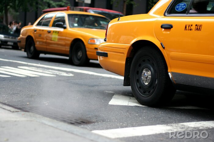 Tableau  New York (NYC) Taxi passiert dampfenden Gulli
