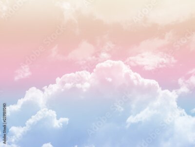 Nuages dans le ciel en couleurs pastel