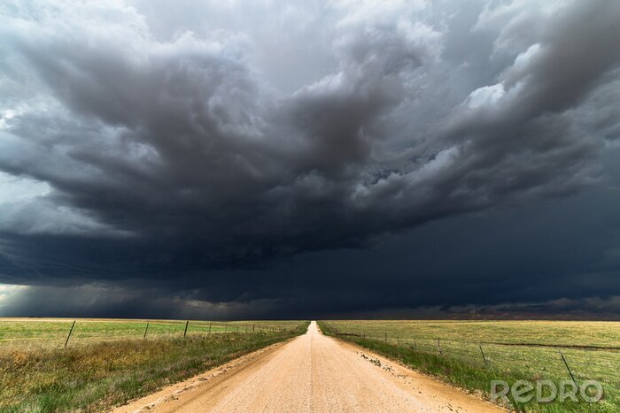 Tableau  Nuages de pluie au-dessus d'une route de campagne