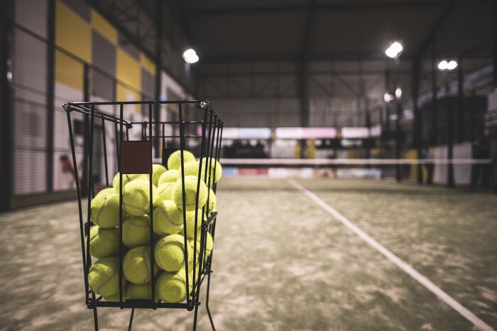 Tableau  Paddle tennis basket dans la cour avec des balles.