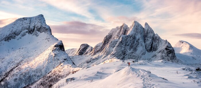 Tableau  Panorama de montagnes enneigées avec un homme debout au sommet
