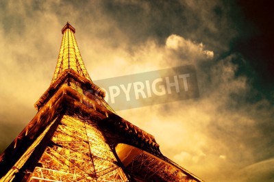 Tableau  PARIS - 22 juin: la tour Eiffel illuminée au ciel de la nuit 22 Juin 2010 à Paris. La tour Eiffel est un des monuments les plus reconnaissables dans le monde.