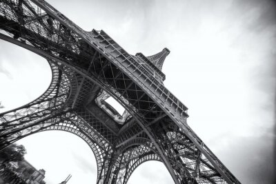 Paris la Tour Eiffel perspective de la grenouille