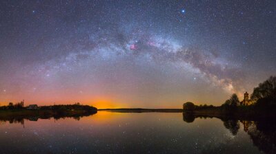 Paysage panoramique avec des étoiles dans le ciel