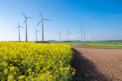 Paysage rural avec windwheels vu en Allemagne