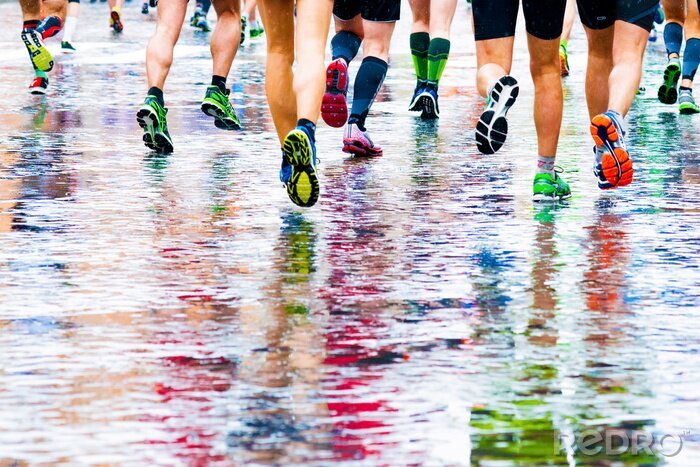 Tableau  people running in a marathon on a wetted surface