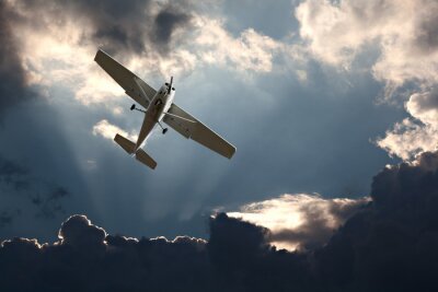Petit avion à voilure fixe contre un ciel orageux