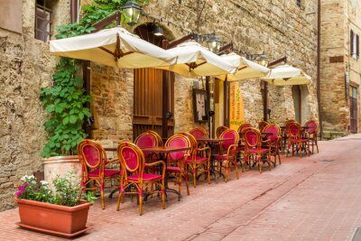 Petit café au coin de la vieille ville en Italie