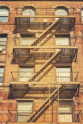 Photo de style rétro du bâtiment avec des échelles d'évasion, NYC.