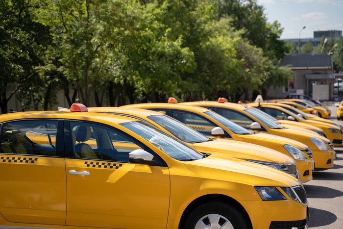 Tableau  Photo of several yellow taxi on street in summer