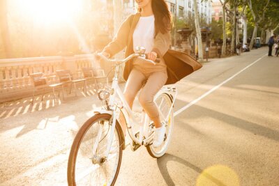 Tableau  Photo recadrée de jeune femme à vélo dans la rue.
