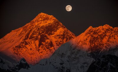 Pic Everest au coucher du soleil en pleine lune.
