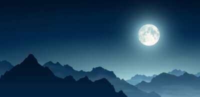 Pics montagneux dans la lumière de la pleine lune