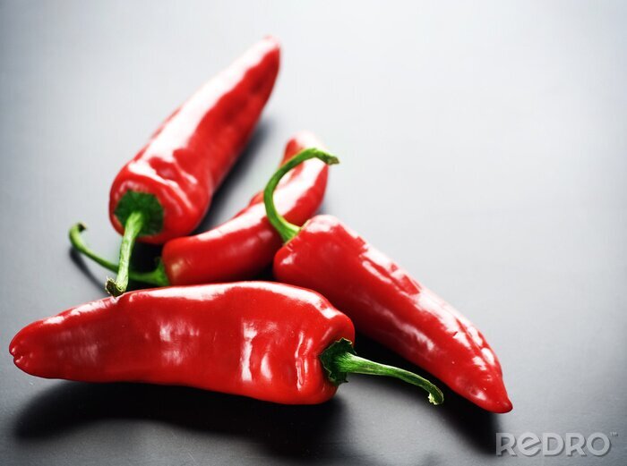 Tableau  Poivrons rouges sur fond sombre