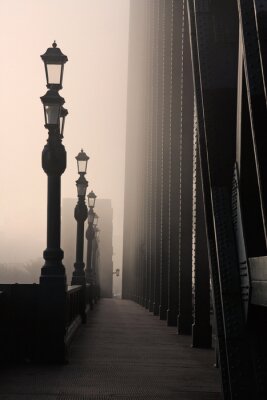 Pont dans la brume matinale