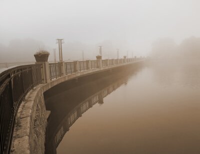 Tableau  pont dans un épais brouillard