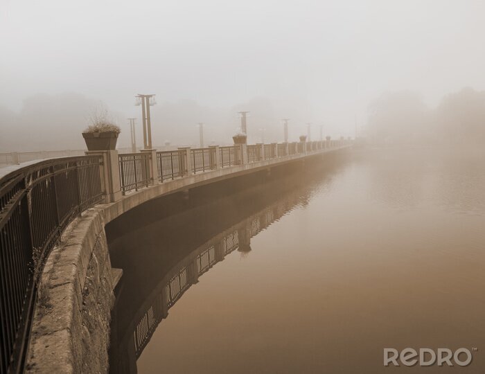 Tableau  pont dans un épais brouillard