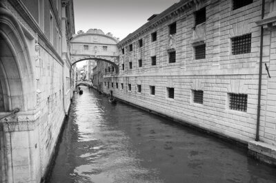 Pont noir et blanc des soupirs à Venise