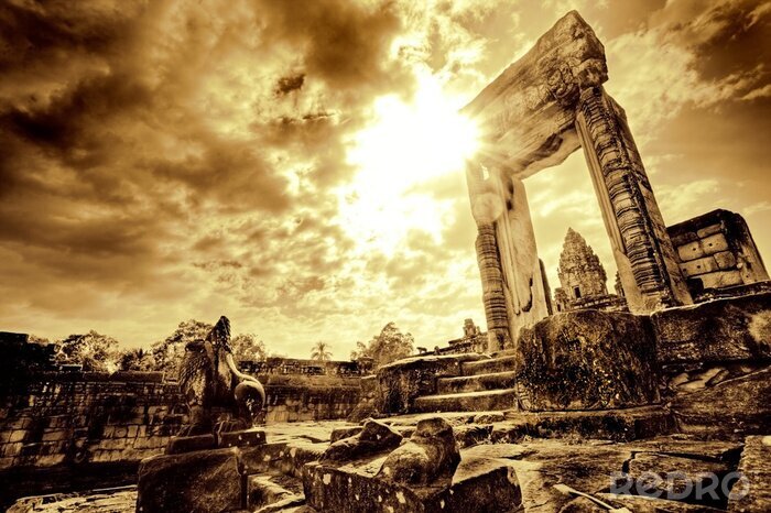 Tableau  Porte Lone debout dans les ruines du temple désolées