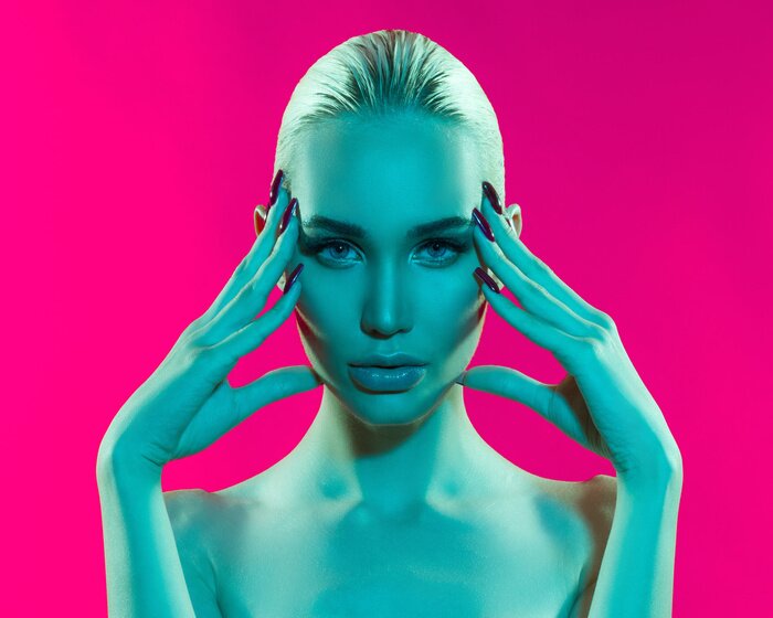 Tableau  Portrait de beauté de jeune femme mignonne sexy sur fond rose