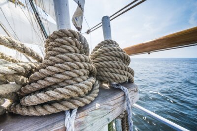 Tableau  Poulie et cordes de bois sur le vieux yacht.