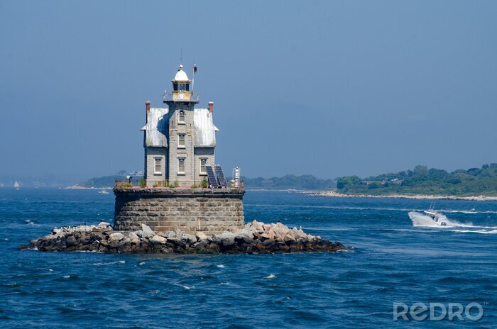 Tableau  Race Rock Light est un phare sur Race Rock Reef, un ensemble de rochers dangereux sur le détroit de Long Island, au sud-ouest de Fishers Island, dans l’État de New York, qui abrite de nombreux naufrag