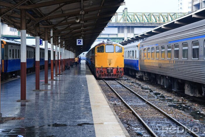 Tableau  Rétro orange de train, locomotive diesel, sur la station de Bangkok