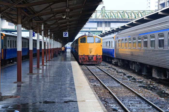 Tableau  Rétro orange de train, locomotive diesel, sur la station de Bangkok