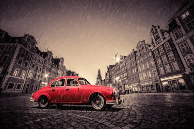 Retro voiture rouge sur cobblestone vieille ville historique sous la pluie. Wroclaw, Pologne.