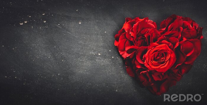 Tableau  Roses rouges en forme de coeur sur fond de pierre.